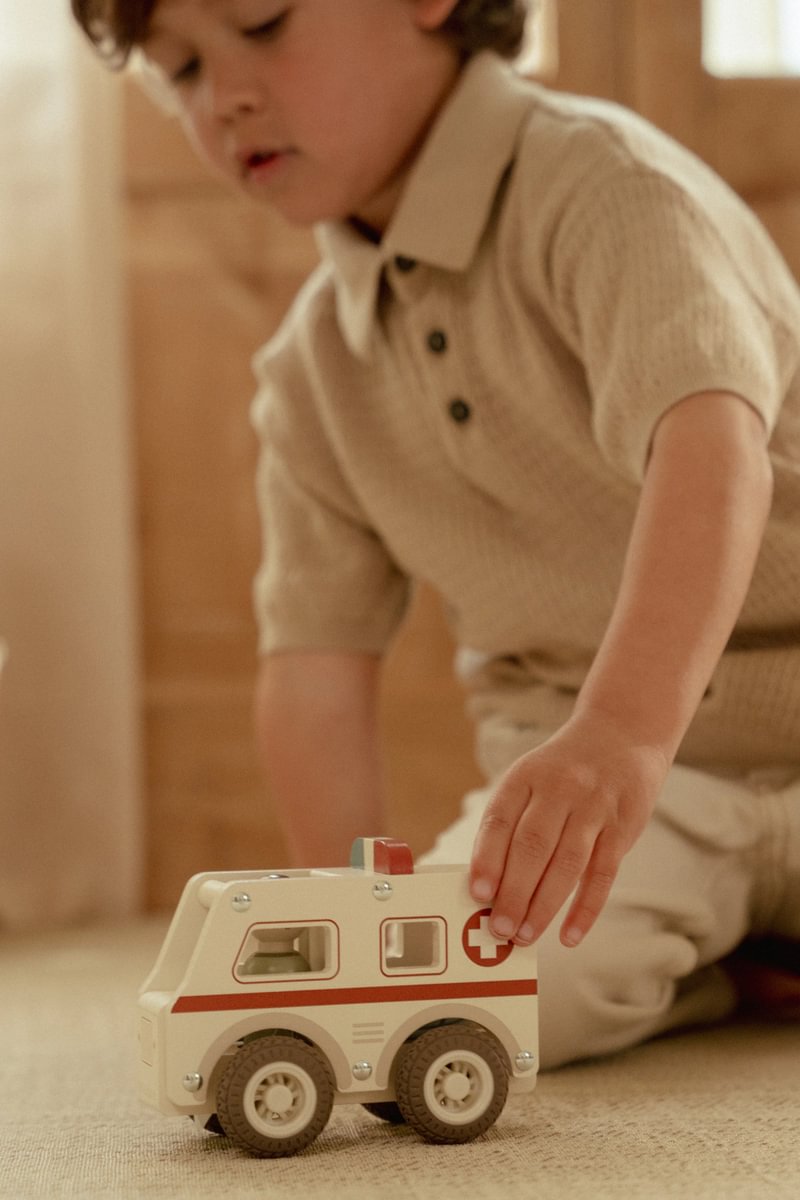 Little Dutch Holz-Krankenwagen mit offener Form und Spielfigur