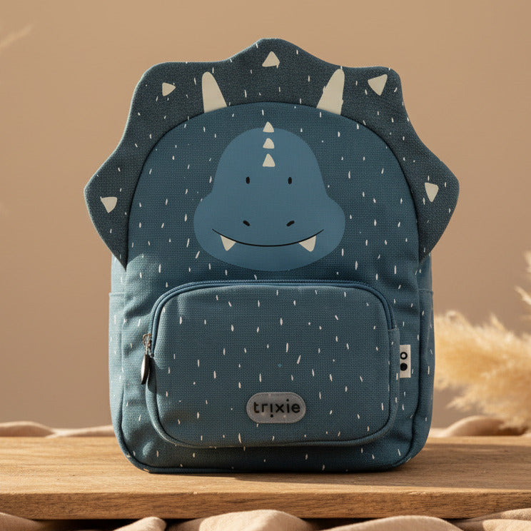 Trixie Rucksack Herr Triceratops – ohne Namensaufdruck in einer Szene
