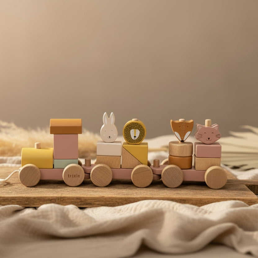 Trixie Holzzug Frau Katze mit Tierfiguren und Stapelsteinen auf einer Holzfläche