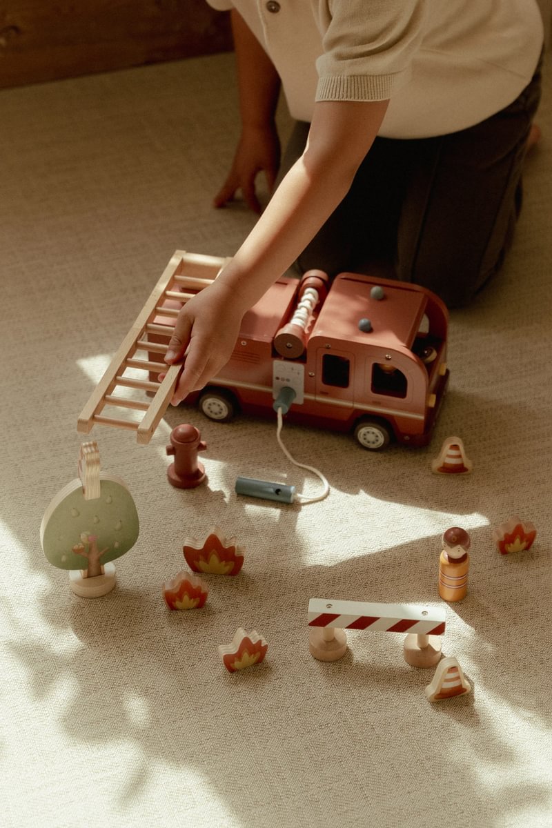 Feuerwehrauto-Spielset aus Holz für fantasievolle Rollenspiele