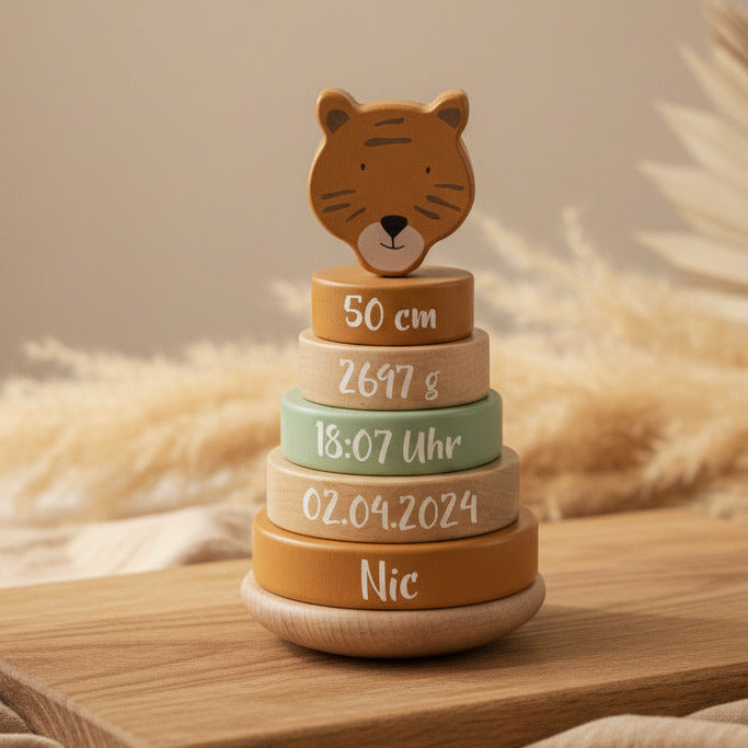 Trixie Stapelturm Holz Herr Tiger Zur Geburt – mit Name und Geburtsdaten in einer Szene