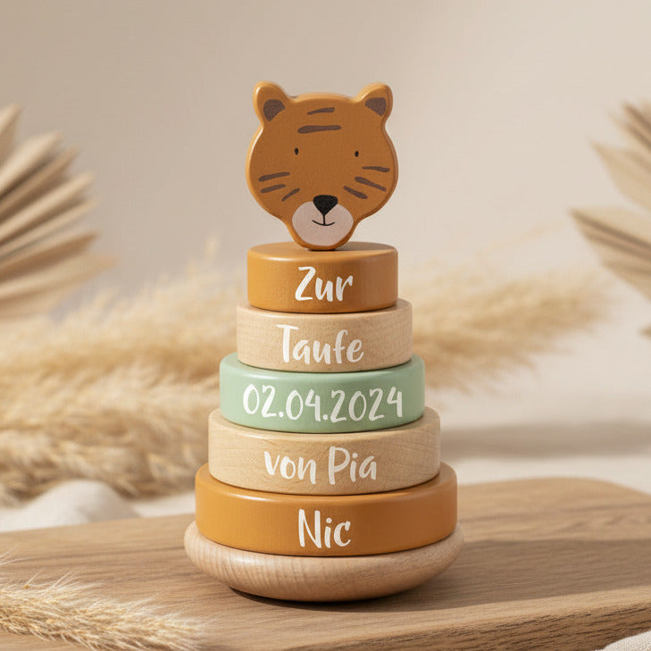 Trixie Stapelturm Holz Herr Tiger – Geschenk zur Taufe – mit Name und Taufdatum in einer Szene