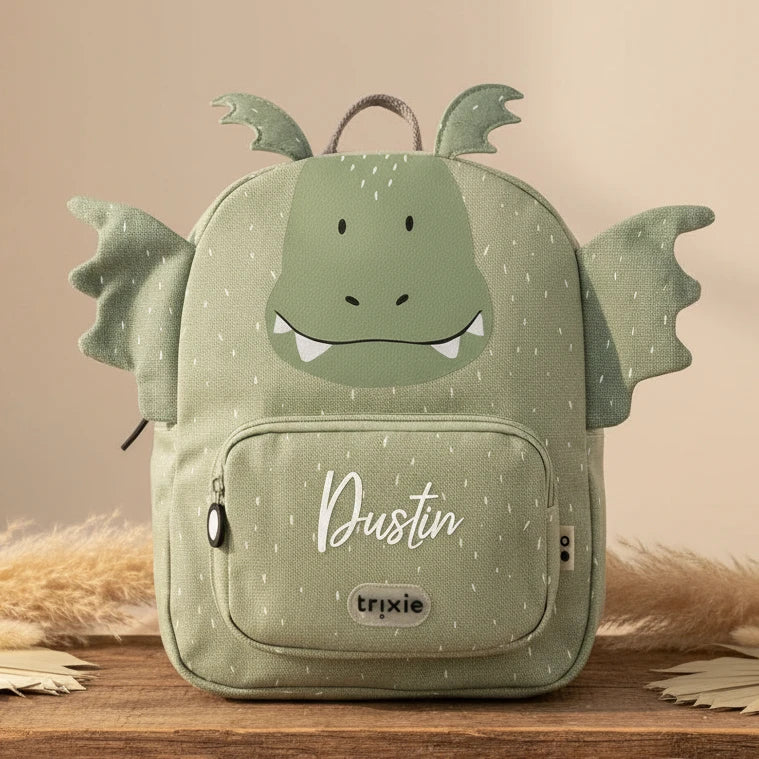 Trixie Rucksack Herr Drache – mit aufgedrucktem Namen in einer Szene