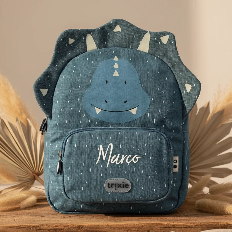Trixie Rucksack Herr Triceratops – mit aufgedrucktem Namen in einer Szene