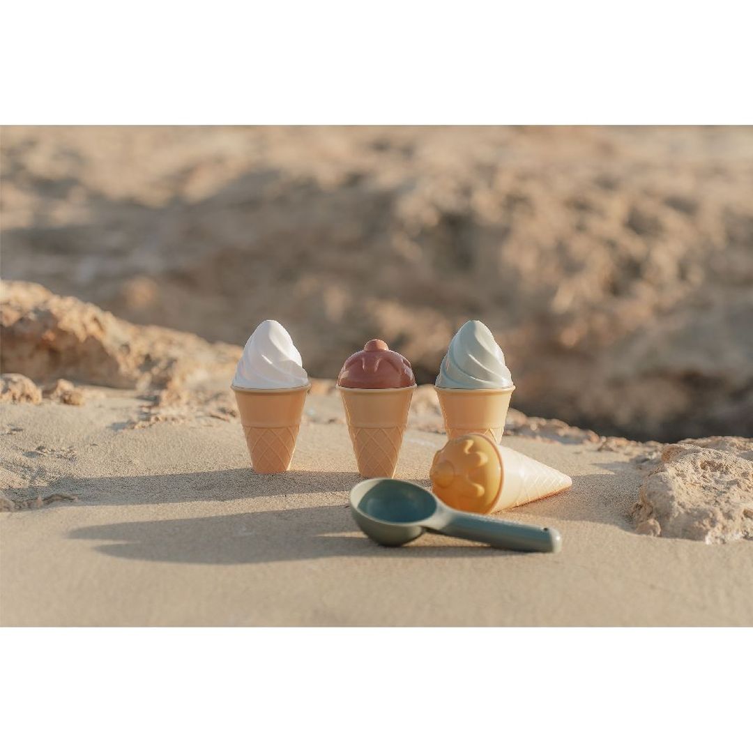 9-teiliges Sandspielzeug-Set Fresh Greens von Little Dutch für Kinder ab 18 Monaten