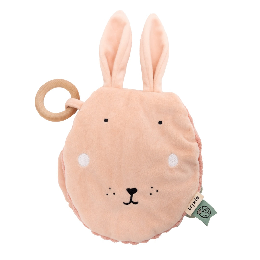 Trixie Fühlbuch Frau Hase mit Holzring und Knisterelementen