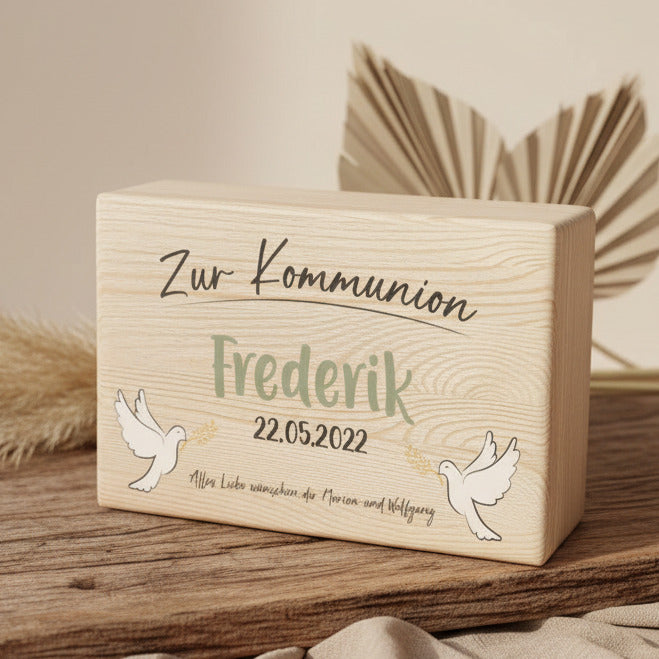 Personalisierte Erinnerungsbox aus Naturholz zur Kommunion mit Name und farbigem Motiv