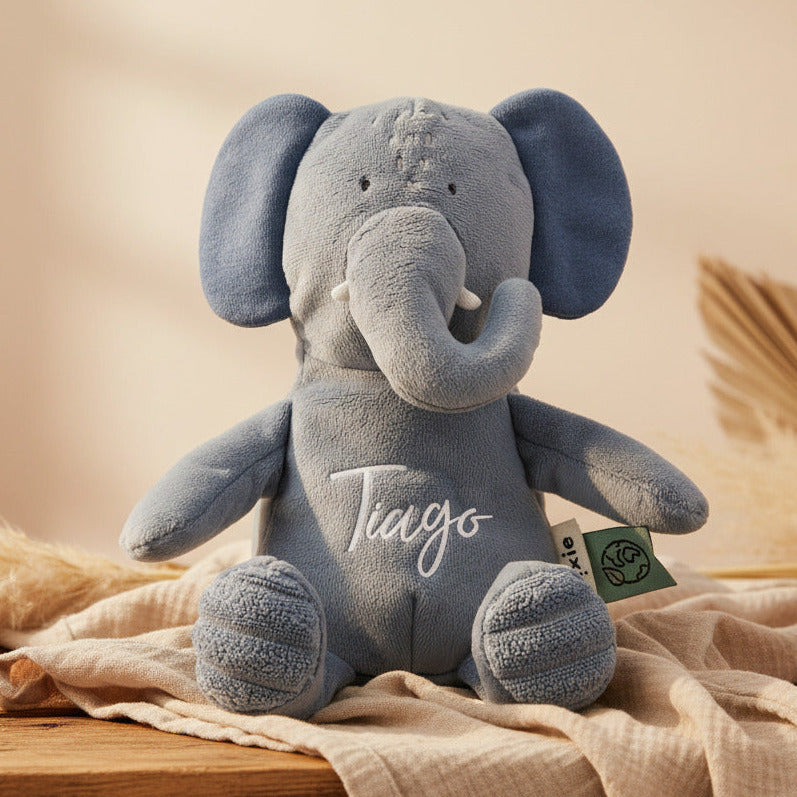 Trixie Kuscheltier Baby Frau Elefant – mit aufgedrucktem Namen in einer Szene