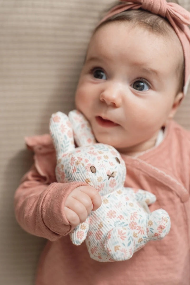 Miffy Lucky Blossom Kuschelhase 15 cm – weitere Detailansicht des rosa All-over-Print Kuscheltiers für Babys