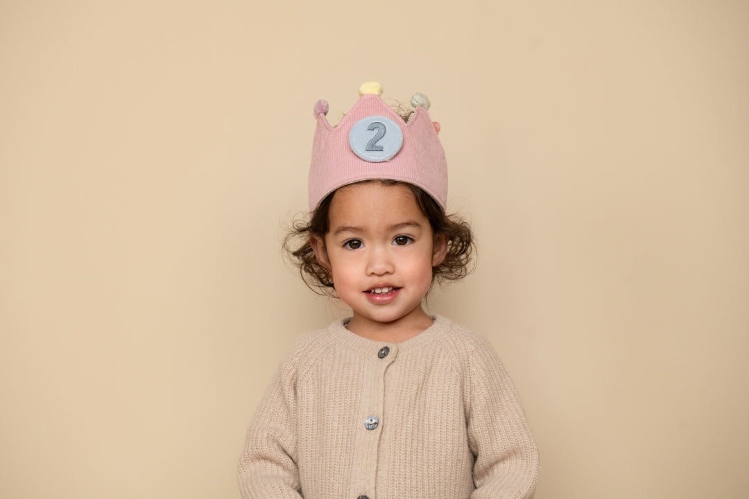 Little Dutch Geburtstagskrone Pink – weitere Ansicht der weichen Kinderkrone mit bunten Pompons und austauschbaren Zahlen von 1 bis 5