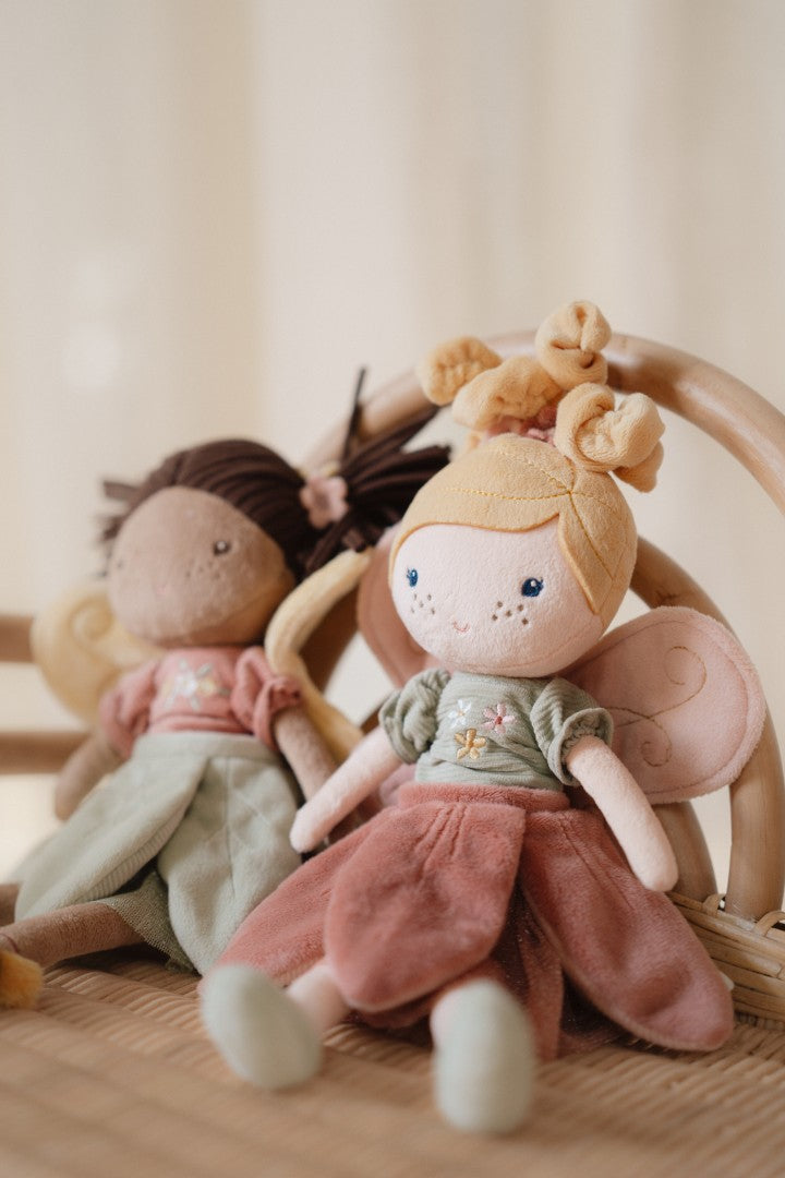 Little Dutch Fee Mila 35 cm – weitere Ansicht der kuscheligen Fairy Garden Stoffpuppe für Rollenspiele ab 12 Monaten