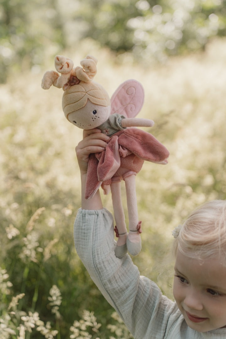 Little Dutch Kuschelpuppe Fee Mila – Spielszenenansicht der 35 cm Plüschfee aus der Fairy Garden Kollektion für Kinder