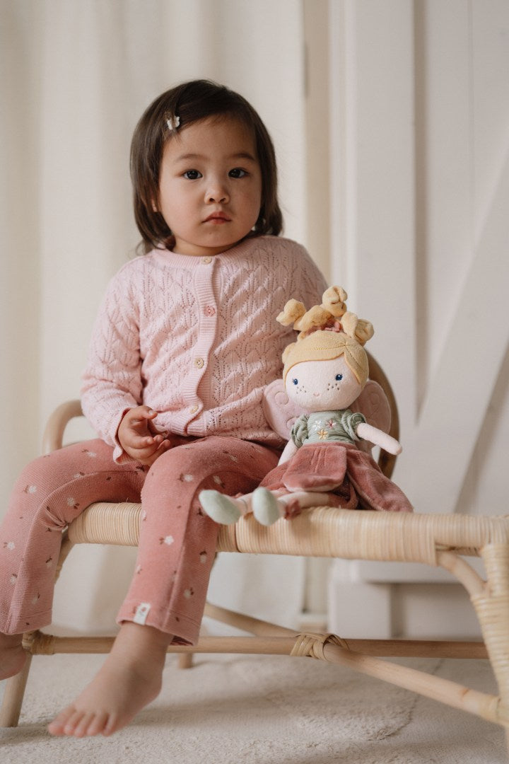Little Dutch Kuschelpuppe Fee Mila Fairy Garden – weitere Produktansicht der weichen Plüschfee mit farbenfrohem Outfit
