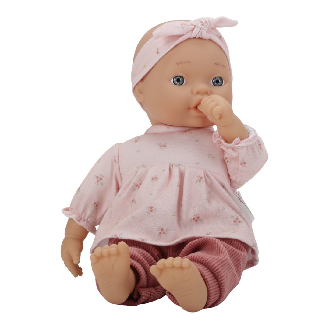Babypuppe Lily mit Outfit und Zubehör – Detailansicht der weichen Kinderpuppe
