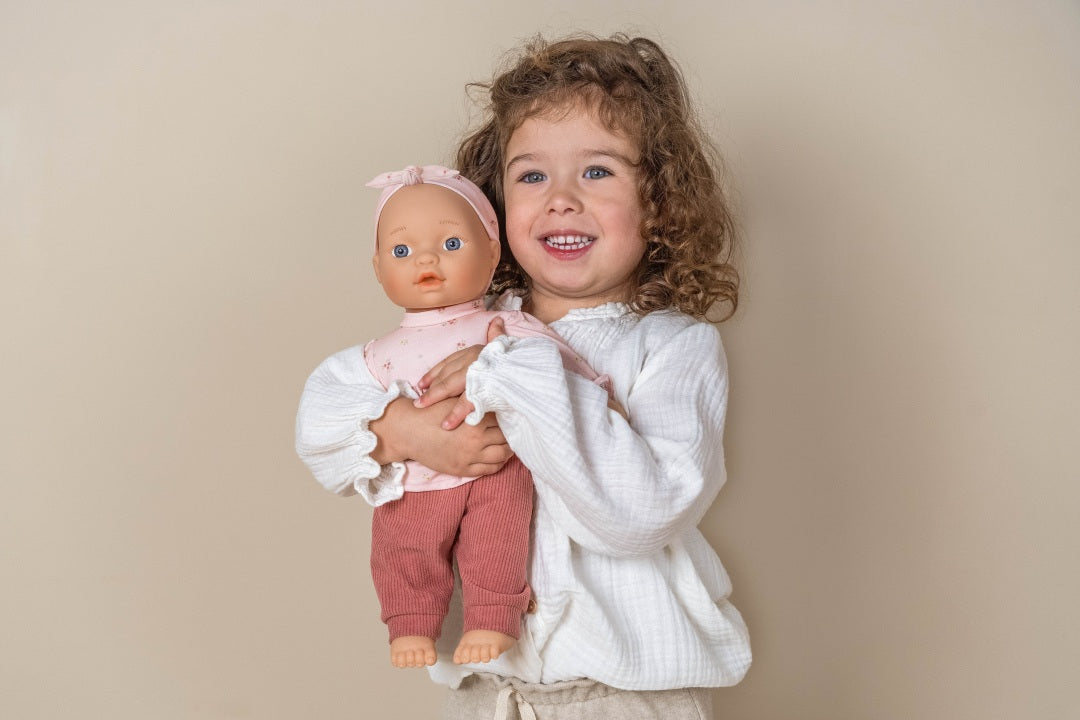 Babypuppe Lily mit rosa Outfit und Zubehör – Spielszene für Kinder