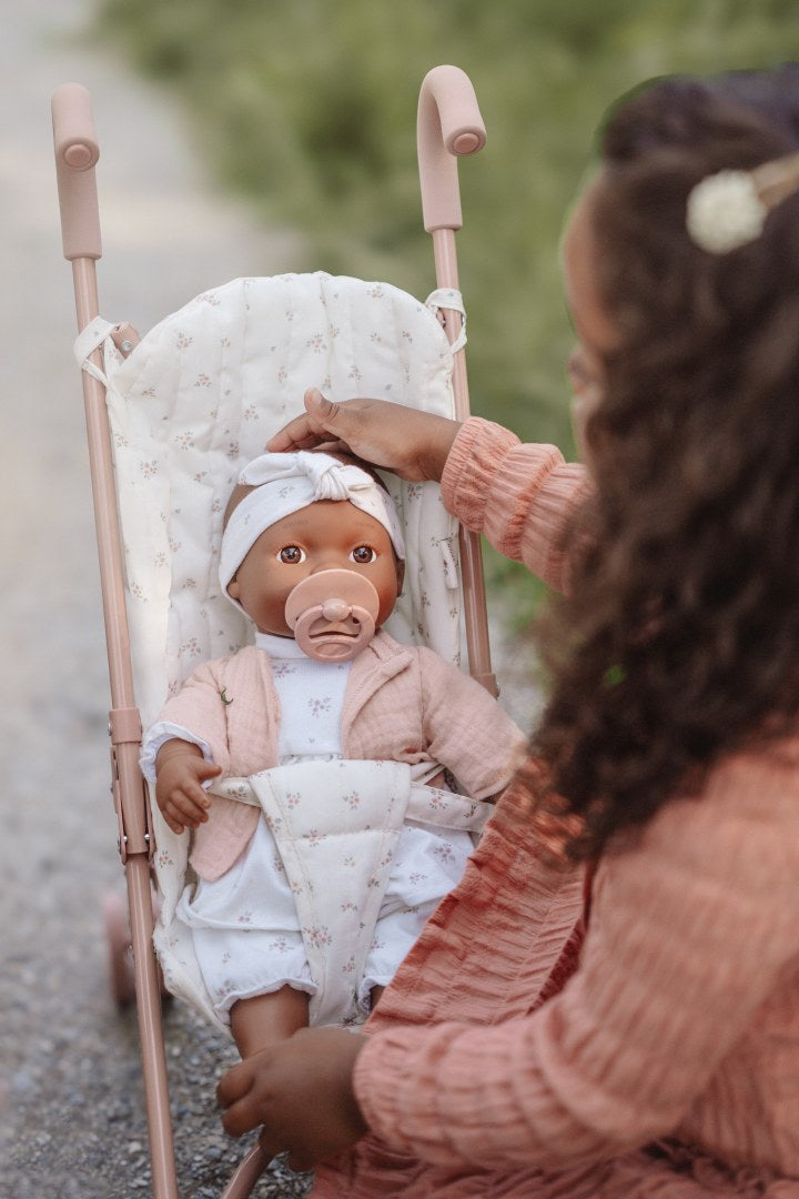 Little Dutch Puppenbuggy Metall – Seitenansicht des klappbaren rosa Puppenwagens mit White-Meadows-Sitz und Aufbewahrungstasche