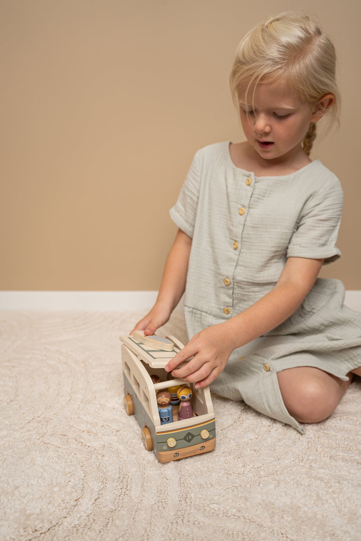 Little Dutch Vintage Camper – Detailansicht des Holz-Wohnmobils mit abnehmbarem Dach, Spielfiguren und Zubehör