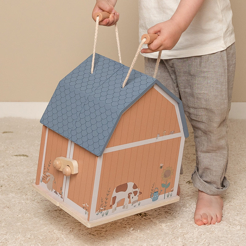 Little Dutch Puppenhaus Little Farm – weitere Ansicht des tragbaren Scheunen-Spielhauses mit Holzfiguren für Rollenspiele ab 3 Jahren