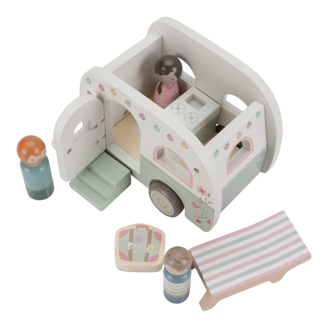 Little Dutch Auto mit Wohnwagen aus Holz – Detailansicht des Camping-Spielsets mit Figuren und Zubehör für fantasievolle Reisen