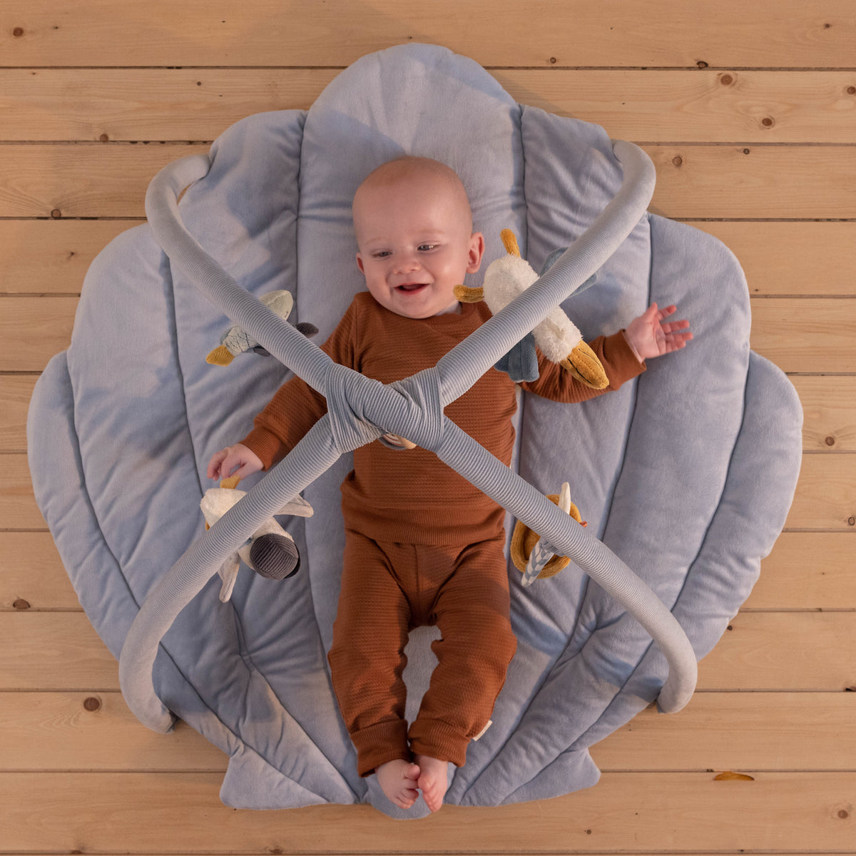 Little Dutch Spielbogen mit Decke Sailors Bay – blaue Baby-Aktivitätsdecke mit hängenden Figuren zur Förderung von Motorik und Greifen