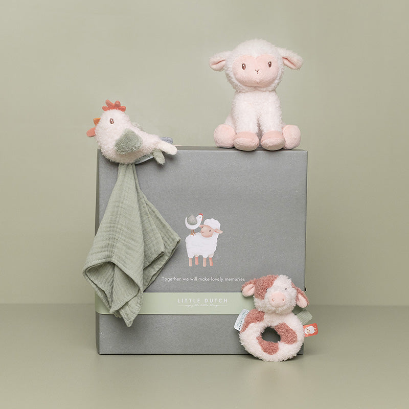 Little Dutch Geschenkset Little Farm – Detailansicht der Baby-Geschenkbox mit weichen Spiel- und Kuschelartikeln