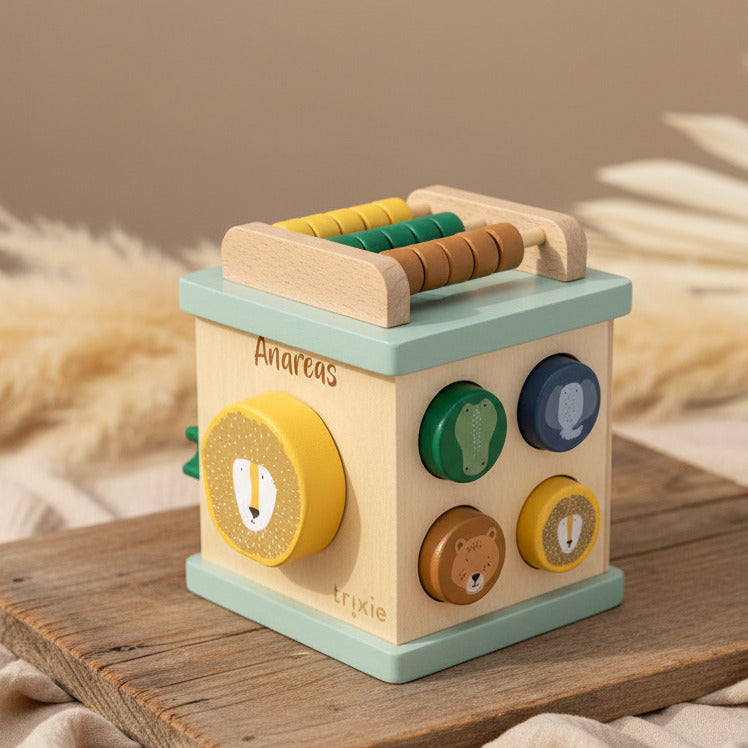 Trixie Mini-Aktivitätswürfel aus Holz zur Geburt – mit Namensgravur in einer Szene