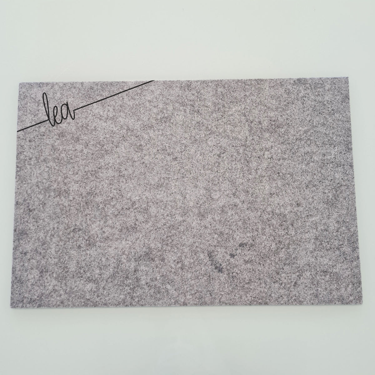 Personalisiertes Gilde Filz-Platzset Hellgrau 30 × 45 cm mit Name