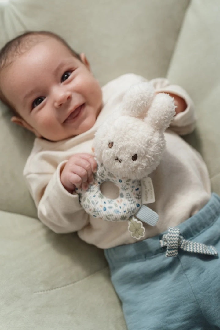 Rassel Hase Lucky Leaves Miffy x Little Dutch – blaues Babyspielzeug für Laufstall und unterwegs ab Geburt