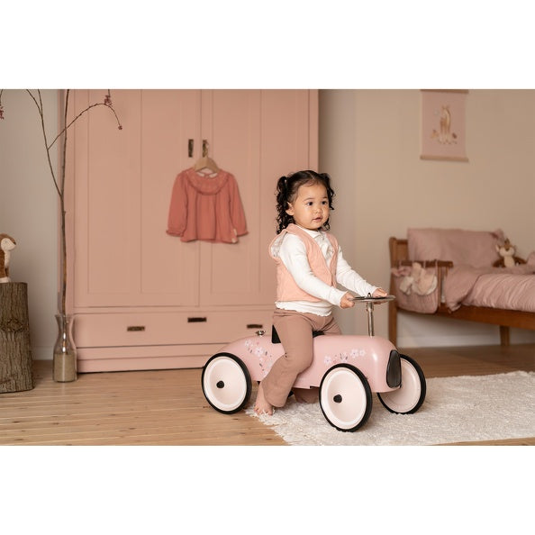 Little Dutch Retro Rutschauto Pink – Detailansicht des rosa Laufautos mit klassischem Formel-1-inspiriertem Design