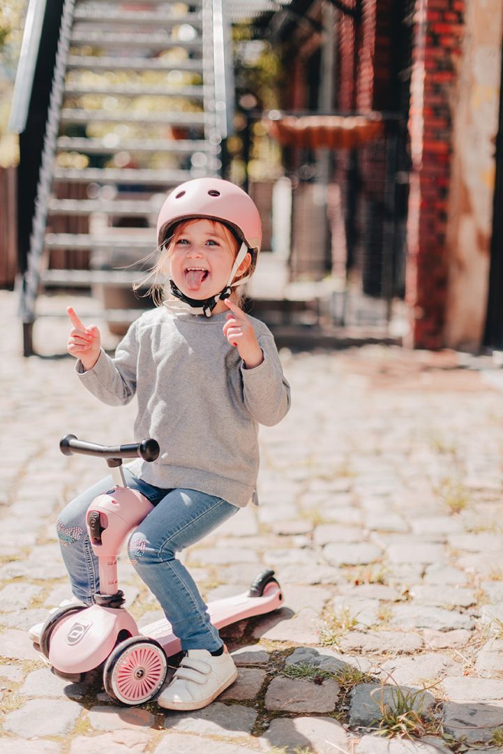 Highwaykick 1 Kinderroller in Rose – weitere Produktansicht des werkzeuglos umbaubaren Scooters mit Sitz für 82 bis 118 cm Körpergröße