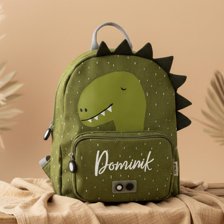 Trixie Rucksack Herr Dino – mit Namen in einer Szene