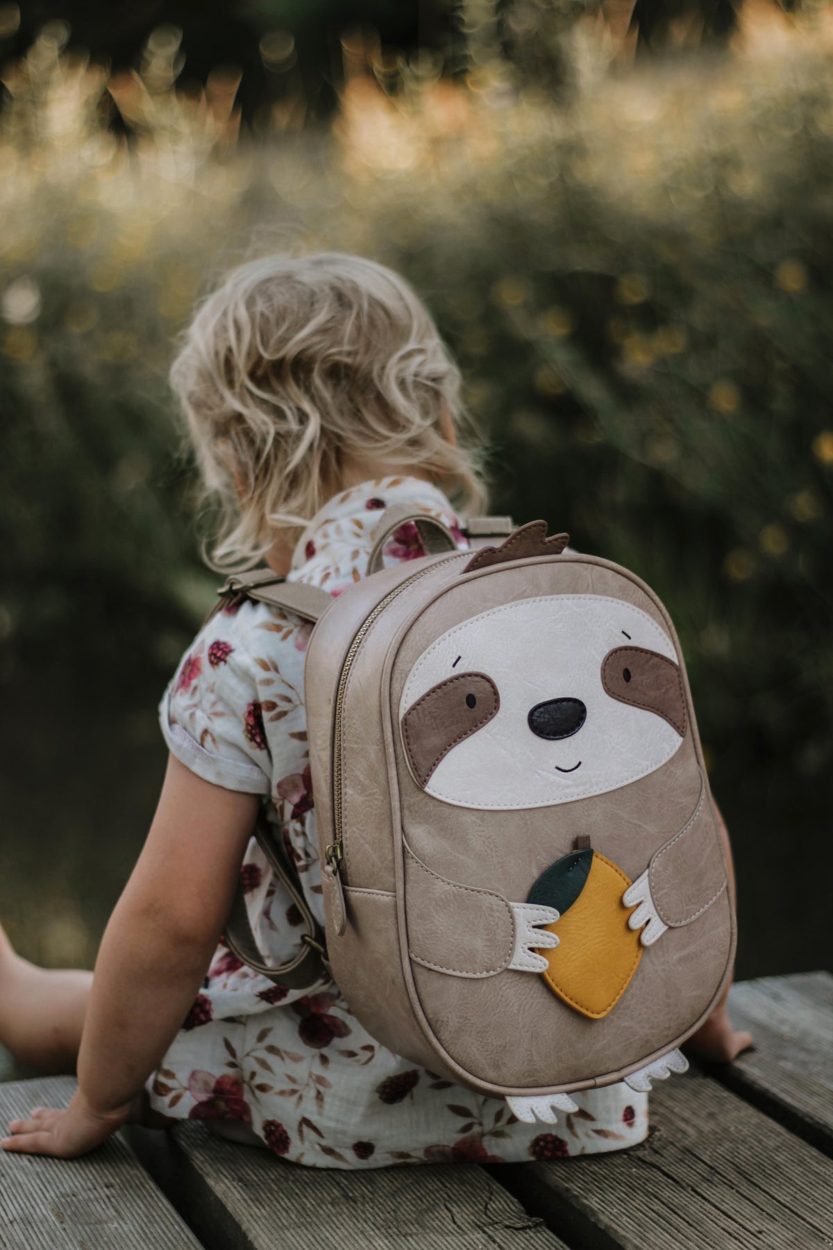 Little Who Rucksack Faultier Norbert groß – weitere Produktansicht des handgefertigten 5,5-Liter-Kinder-Rucksacks in veganer Lederoptik