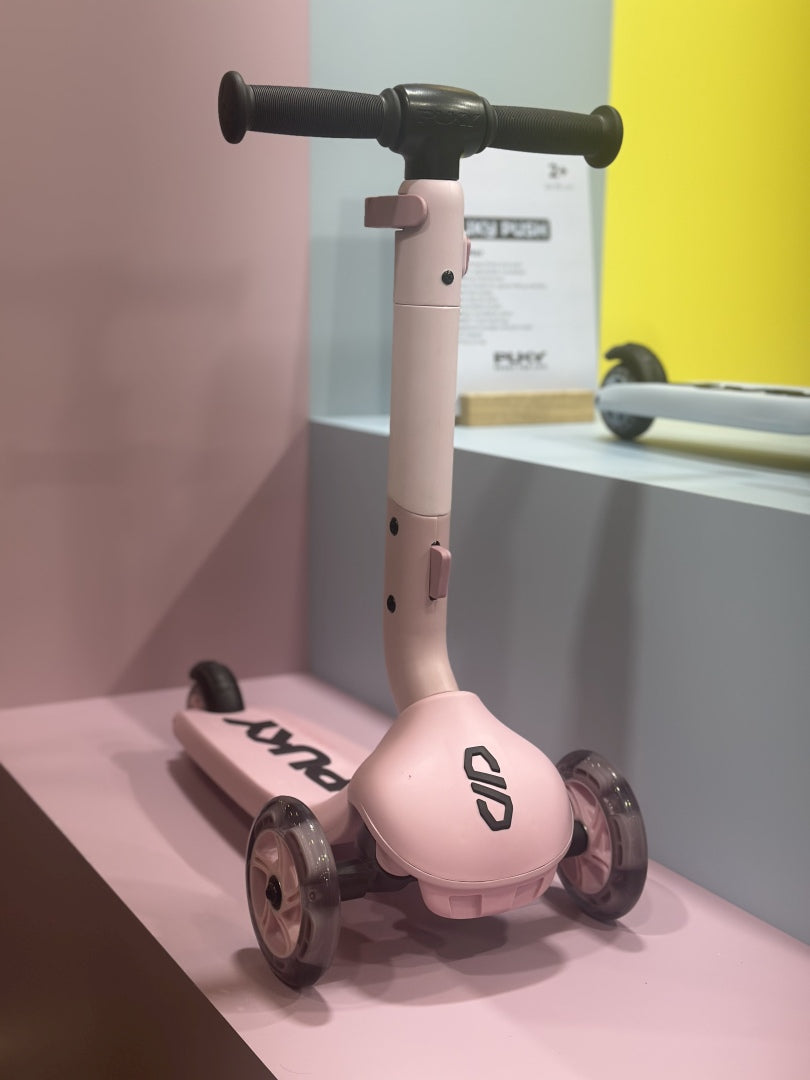 Rosa PUKY PUSH Scooter Raspberry – faltbarer Kinderroller mit drei LED-Rollen, breitem Trittbrett und Fußbremse ab 2 Jahren