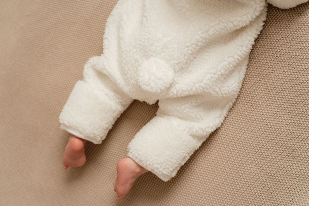 Little Dutch Baby Bunny Teddy-Overall Off White – weicher Baby-Strampler mit Kapuze, einklappbaren Fäustlingen und Hasenschwanz