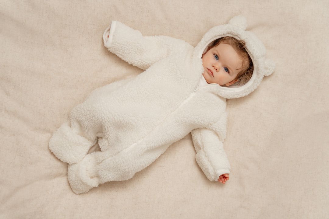 Little Dutch Teddy-Strampler Baby Bunny in Off White – Detailansicht des kuscheligen Winter-Overalls für Babys