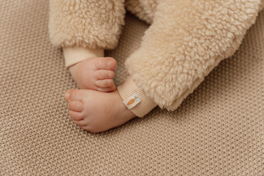 Teddy-Strampler Baby Bunny Sand – Detailansicht
