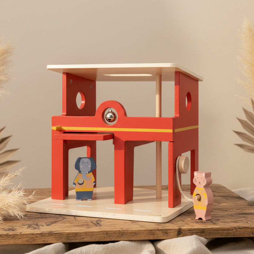 Trixie Feuerwache aus Holz mit Tieren – mehrfarbiges Feuerwehr-Spielset