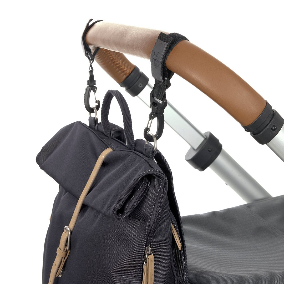 Geöffneter LÄSSIG Rolltop Wickelrucksack Denim Blue mit hellem Innenfutter und weitem Hauptfach für Wickelzubehör und Babyutensilien