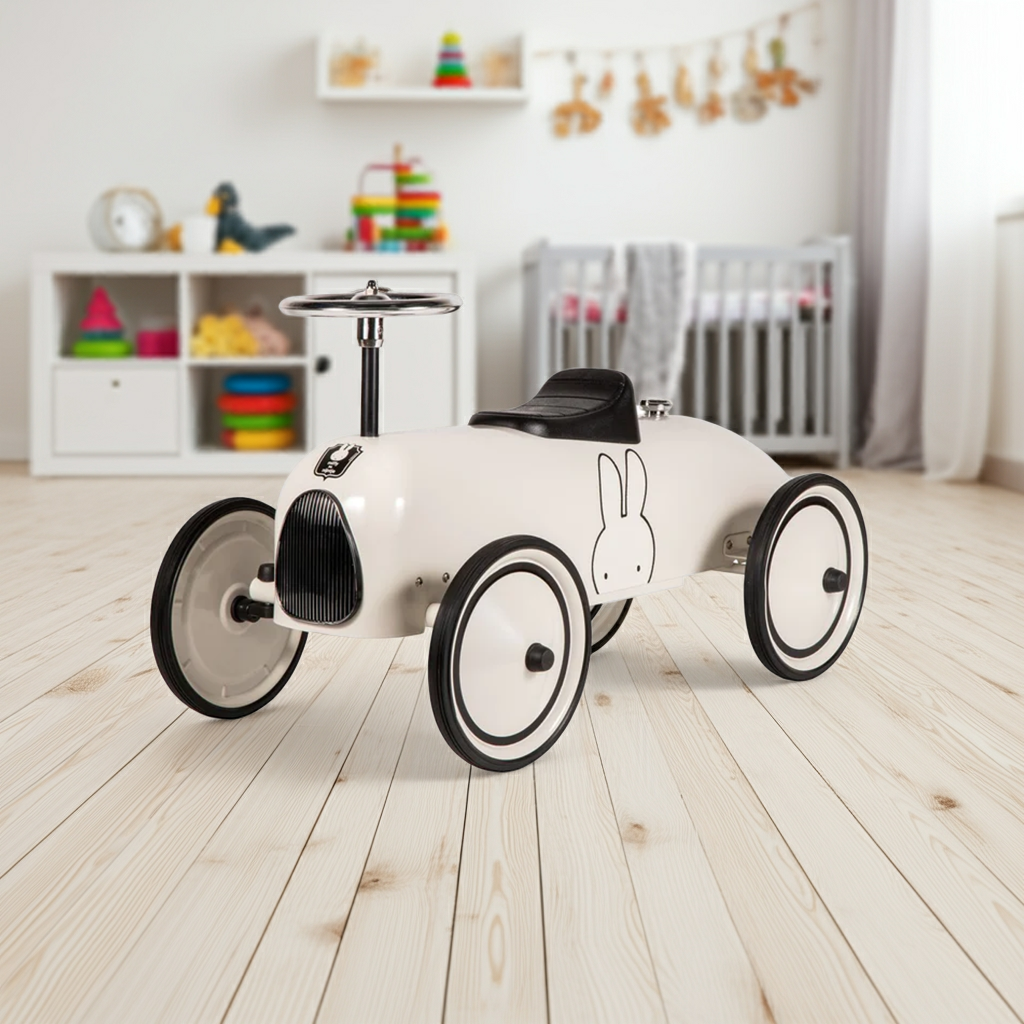Weißes Retro-Rutschauto als Geschenkidee für Kleinkinder ab etwa 24 Monaten