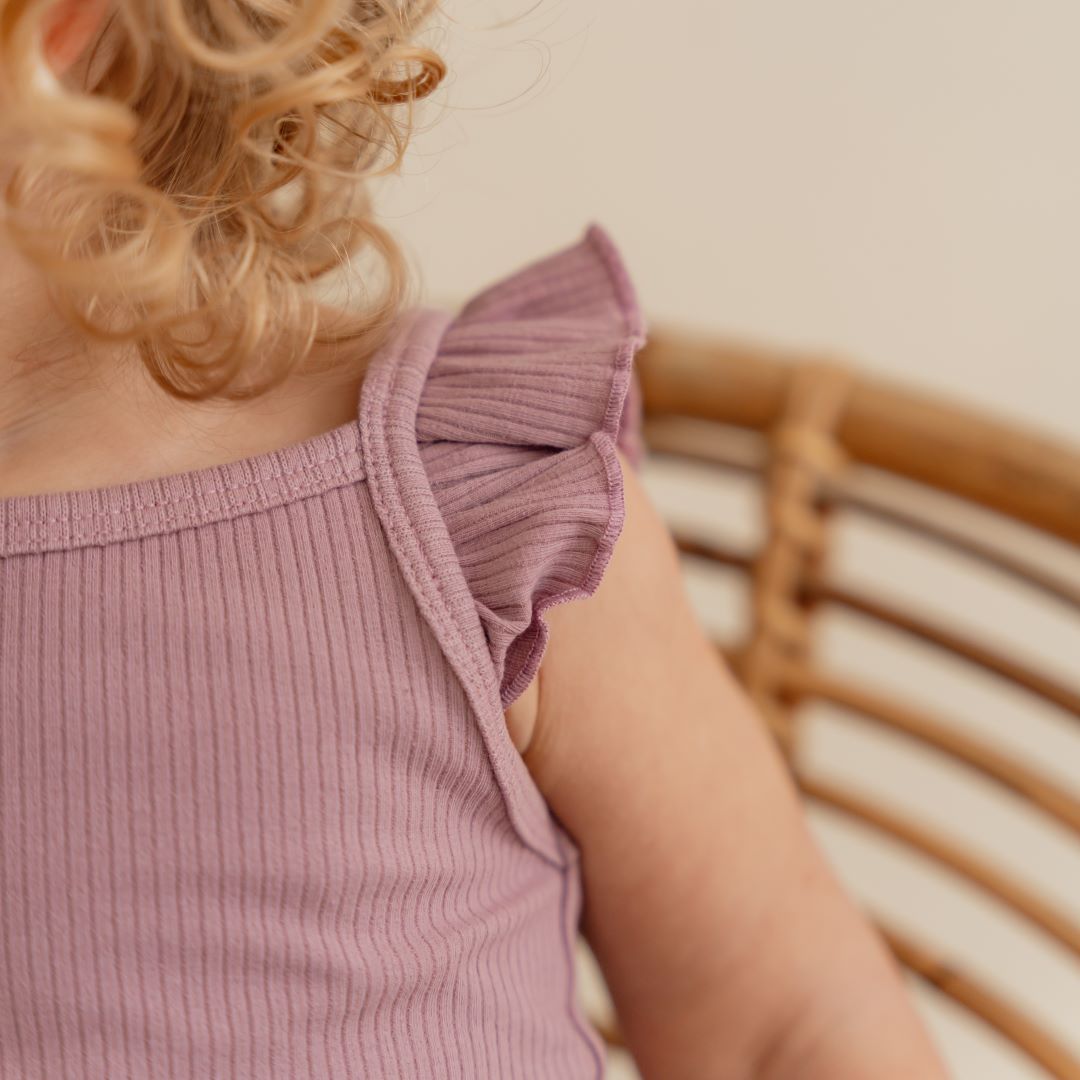 Kinder-Top in Mauve mit Rüschendetails – Vorderansicht