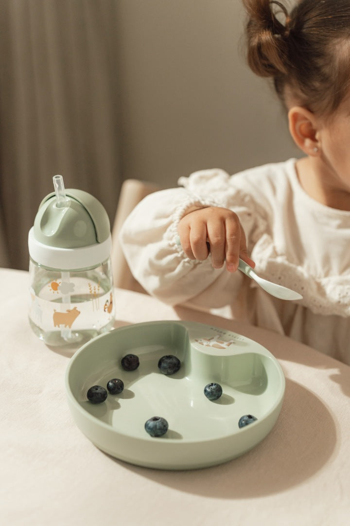 Mepal Mio Lernteller Little Farm im Einsatz – grüner Kinderteller mit Bauernhofmotiv