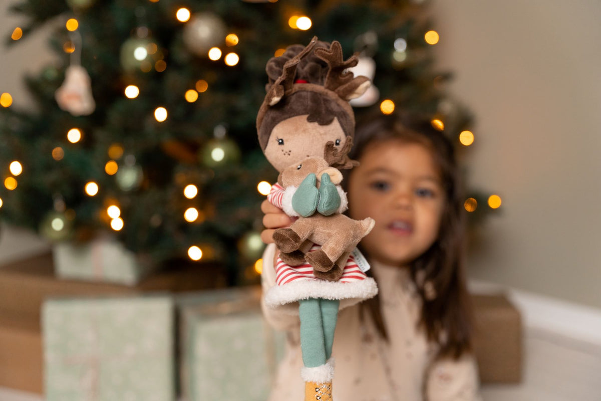 Kuschelpuppe Evi im winterlichen Outfit – Lifestyle-Ansicht der 35 cm Stoffpuppe