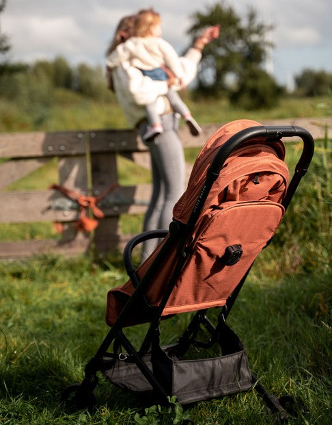 Buggy Comfort Rust von Little Dutch – Seitenansicht des faltbaren Kinderwagens mit Aluminiumrahmen für Kinder ab 6 Monaten