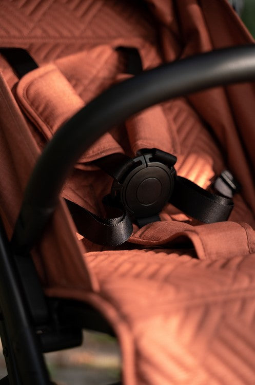 Little Dutch Buggy Comfort in Rust – Produktansicht des leichten faltbaren Kinderwagens mit großem Einkaufskorb