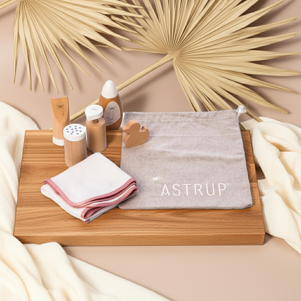 Siebenteiliges Puppen-Pflegeset von byAstrup mit Holz-Accessoires
