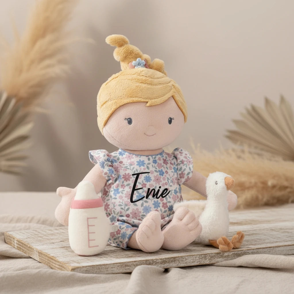 Kuschelpuppe Baby Julia von Little Dutch mit personalisiertem Namen im Kinderzimmer