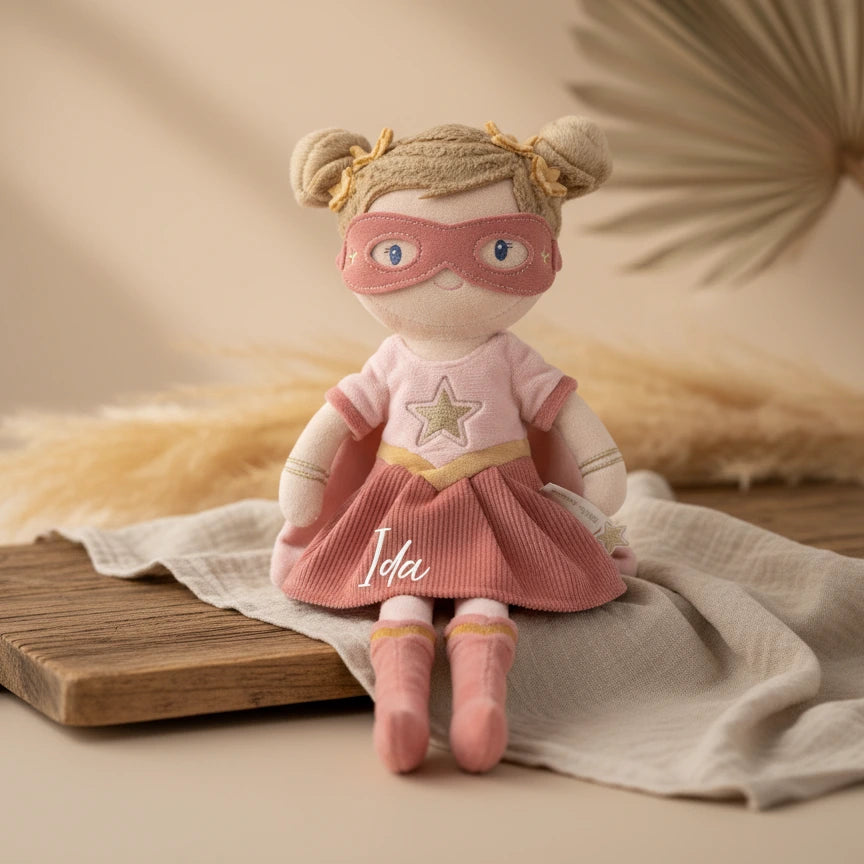 Personalisierte Kuschelpuppe Superheldin mit Name Ida in warmem Boho-Setting als Geschenk für Kinder