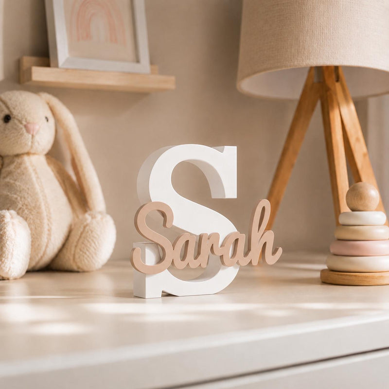 Personalisiertes 3D-Namensschild mit weißem Buchstaben und farbigem Namen fürs Kinderzimmer