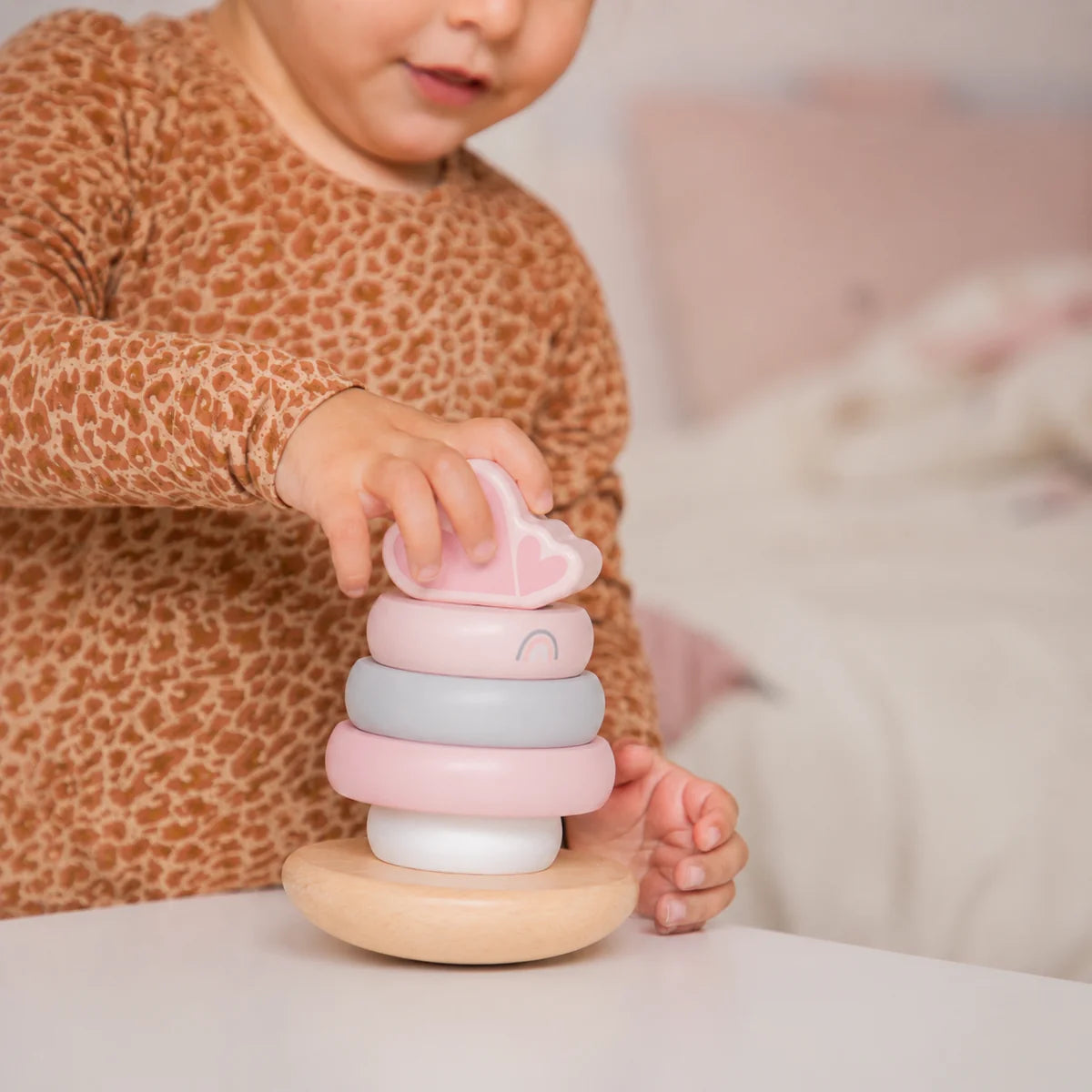 Verpackung des personalisierten Holz Stapelturms in Rosa von Label Label als liebevolles Taufgeschenk mit Personalisierung