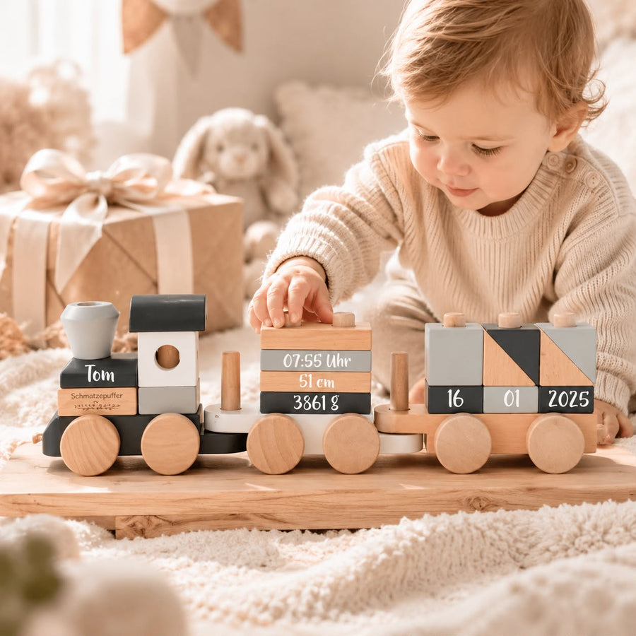 Personalisierter Holzzug zur Geburt mit Name und Geburtsdaten als Babygeschenk aus Holz